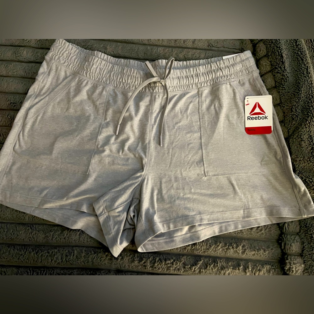 Reebok Relaxed fit lounge shorts perfect for lounging or working out Size Large